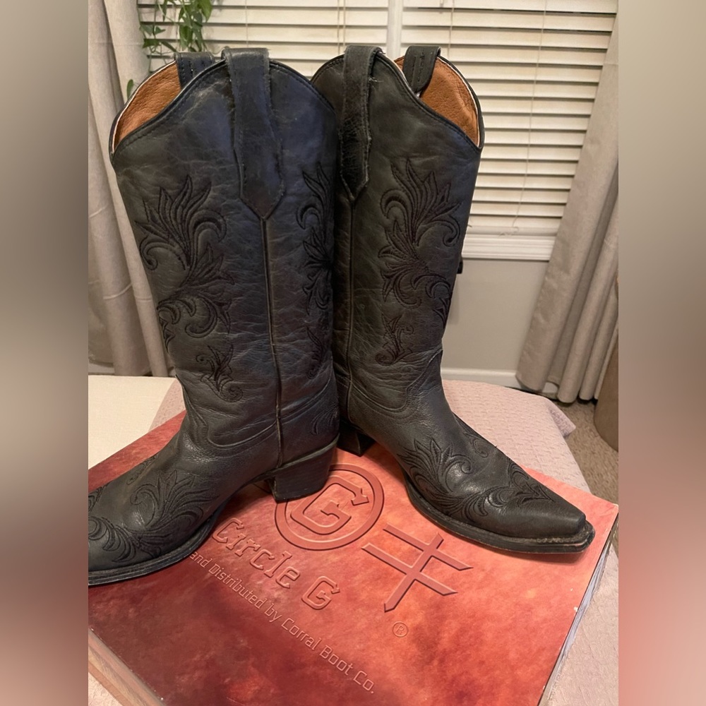 Women’s black Circle G cowboy boots